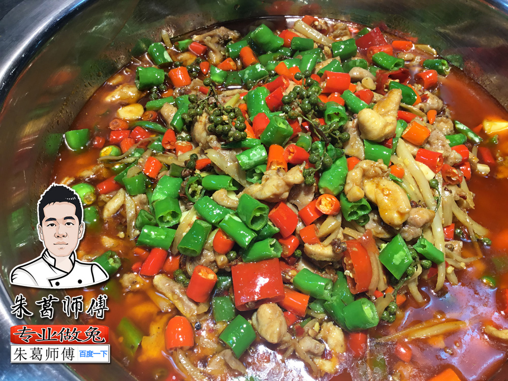 朱葛师傅鲜锅兔,精选 :上等仔姜,二荆条辣椒,小米椒,郫县豆瓣等食材